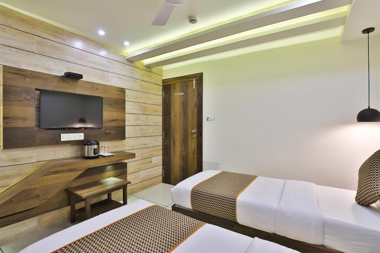 Hotel Pearl Vadodara Exterior photo