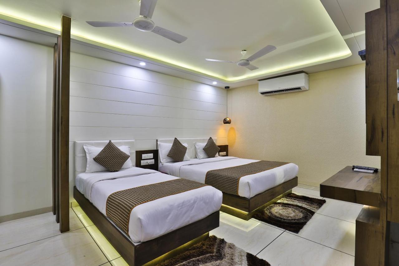 Hotel Pearl Vadodara Exterior photo