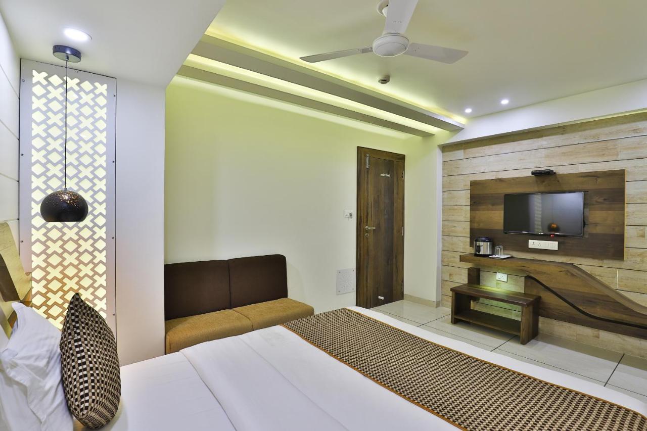 Hotel Pearl Vadodara Exterior photo